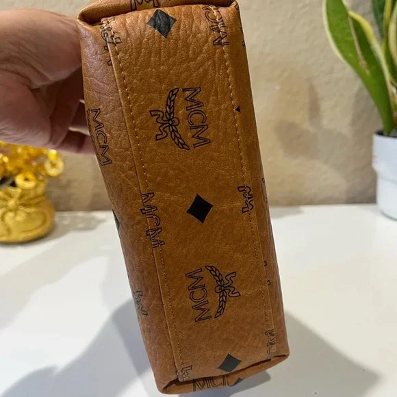 MCM COGNAC VISETOS POUCH - Picture 4 of 9
